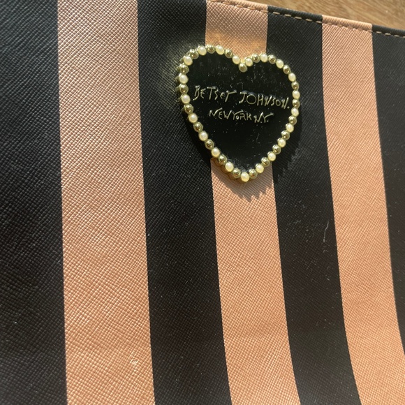 Rare Betsey Johnson Rose Gold and Black Striped Large Wristlet- *BRAND NEW* - Picture 3 of 6